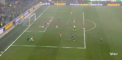 包含阿贾克斯赛后门线救险，志在荷甲名次提升，质疑声仍在，更衣室氛围转暖的词条